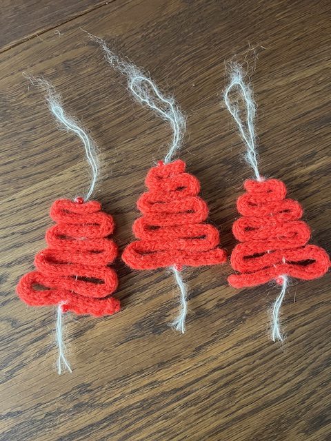 Hjemmestrikket juletræ